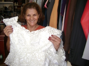 Rita mostra o vestido de noiva que custa R$ 180
